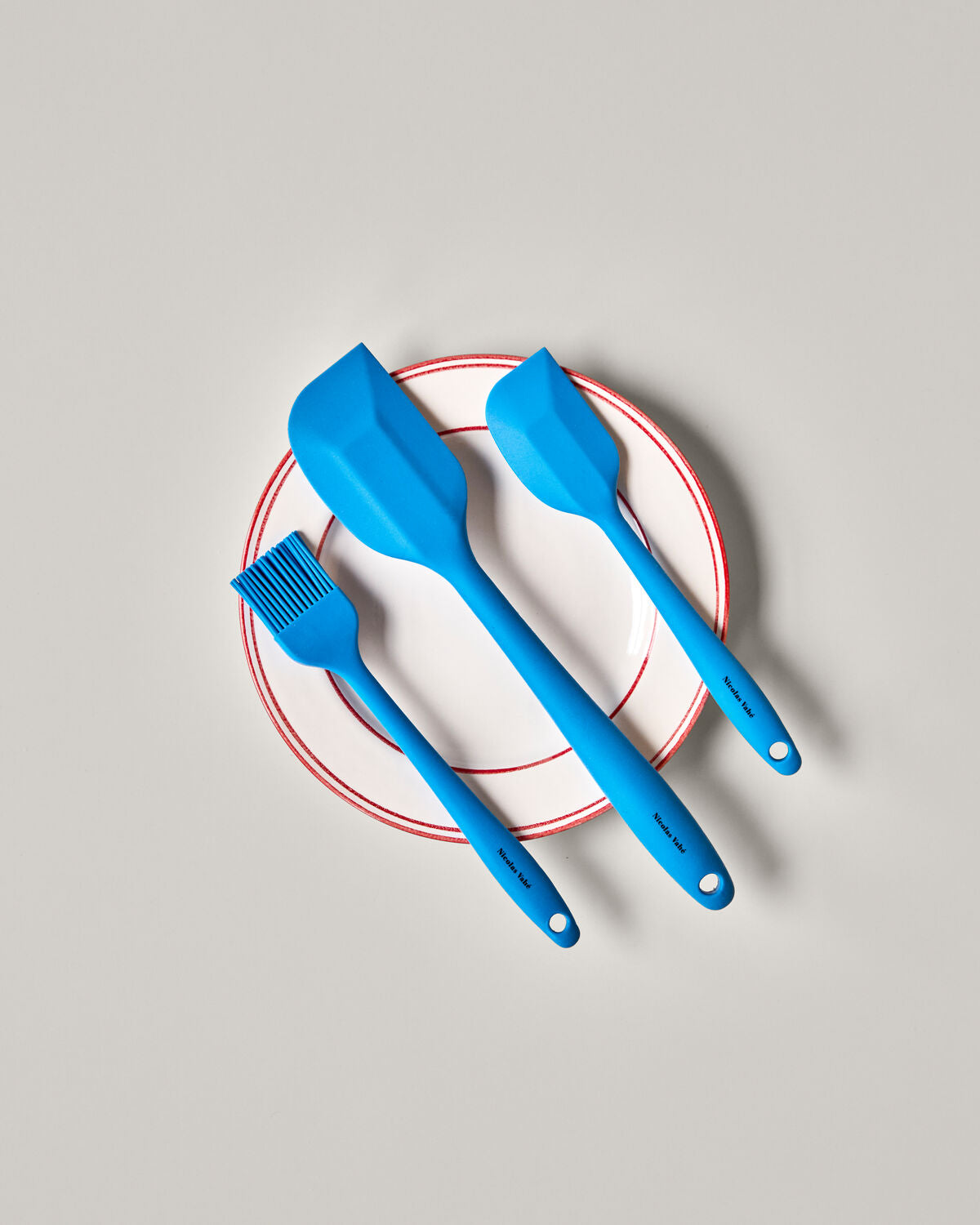 Eleganter blauer Kochlöffel von Nicolas Vahé, ideal für die moderne Küche. Hochwertige Küchenutensilien für stilvolles Kochen.