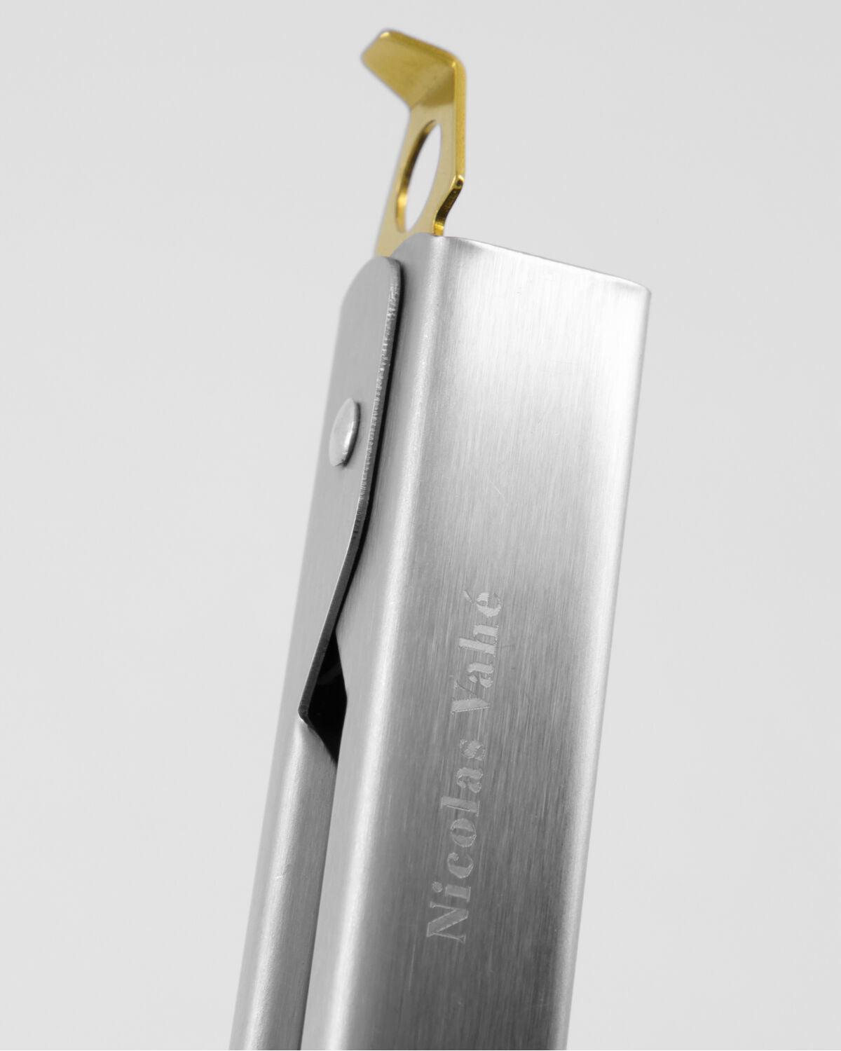 Hochwertige Zange aus Edelstahl von Nicolas Vahé, perfekt zum Servieren und Zubereiten von Speisen. Stilvolles Küchenutensil für jeden Anlass.