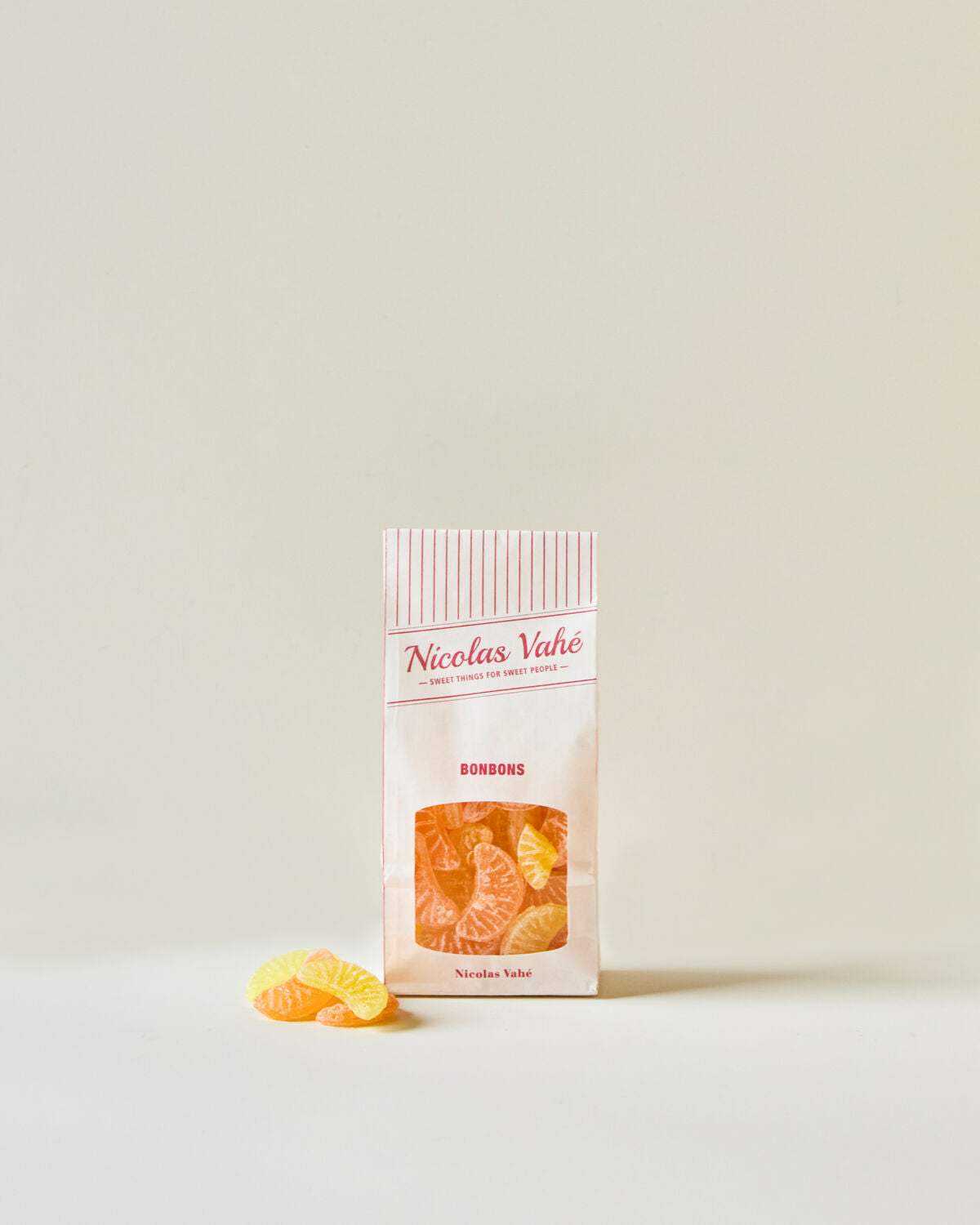 Bunte Citrus-Bonbons von Nicolas Vahé in einer ansprechenden Verpackung, ideal für Naschkatzen und Liebhaber fruchtiger Süßigkeiten.