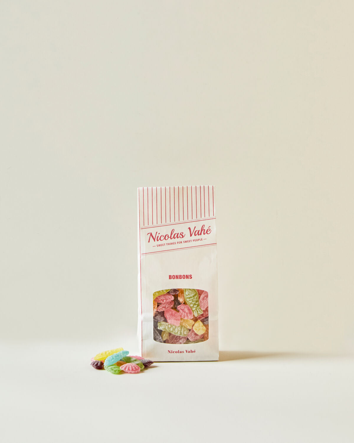 Bunte Bonbons mit Beerenaroma in einer ansprechenden Verpackung, ideal für Naschkatzen und Feinschmecker, 150 g von Nicolas Vahé.