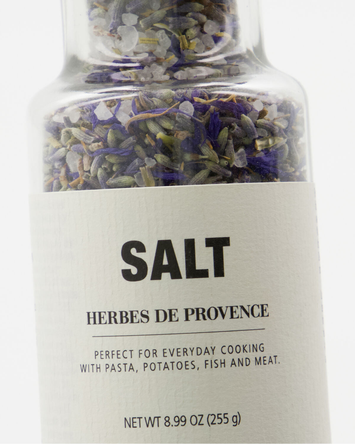 Elegantes Glas mit 255 g Salz und Herbes de Provence von Nicolas Vahé, perfekt zum Verfeinern von Speisen, stilvoll auf Holzarrangement.