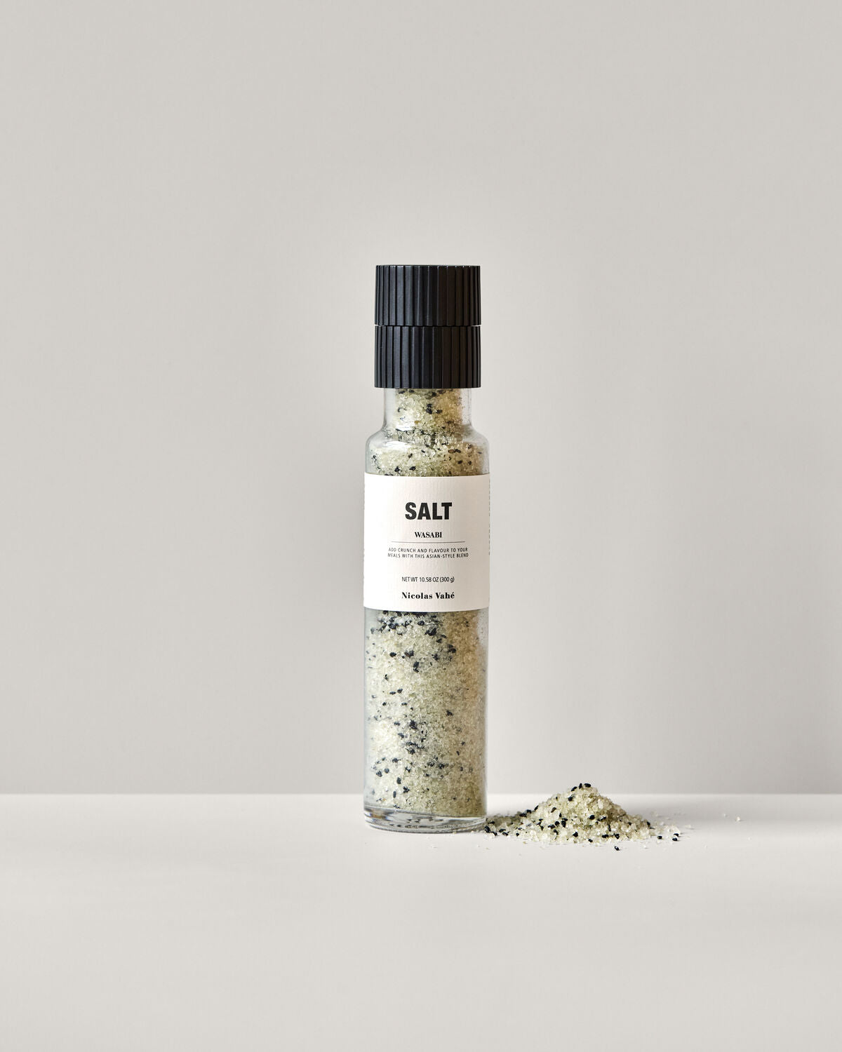 Eine stilvolle Verpackung des Wasabi-Salzes von Nicolas Vahé, ideal für kreative Küchen und feurige Geschmackserlebnisse.