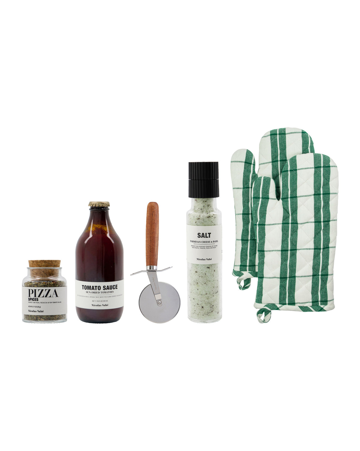 Geschenktasche Pizza friday von Nicolas Vahé mit Pizzaroller aus Holz und grünem Küchenhandschuh