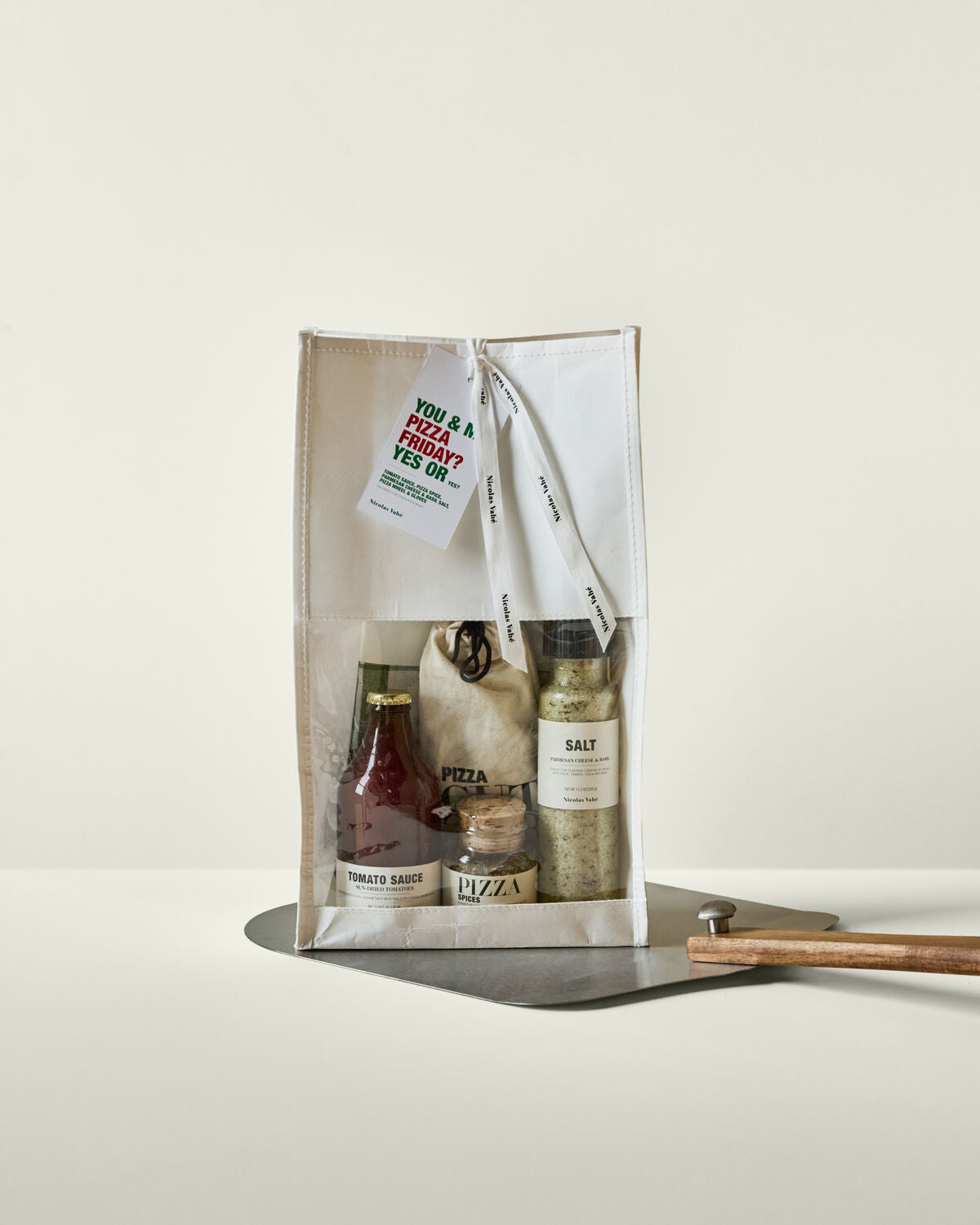 Geschenkset "You & me" von Nicolas Vahé, ideal für Pizza-Abende, stilvoll verpackt in einer ansprechenden Geschenktüte.