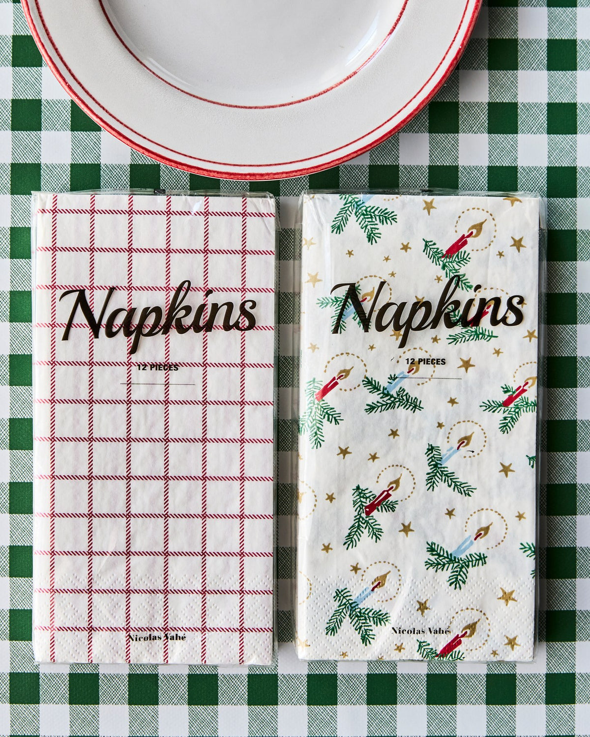 Weisse Papierservietten mit goldenen und grünen Weihnachtsmotiven, gefaltet, aus der Serie NVXmas von Nicolas Vahé.