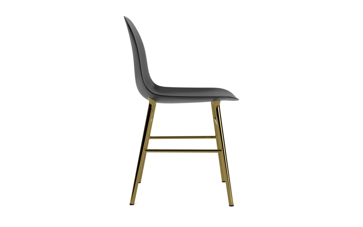 Form Stuhl in Schwarz präsentiert im Onlineshop von KAQTU Design AG. Stuhl ist von Normann Copenhagen