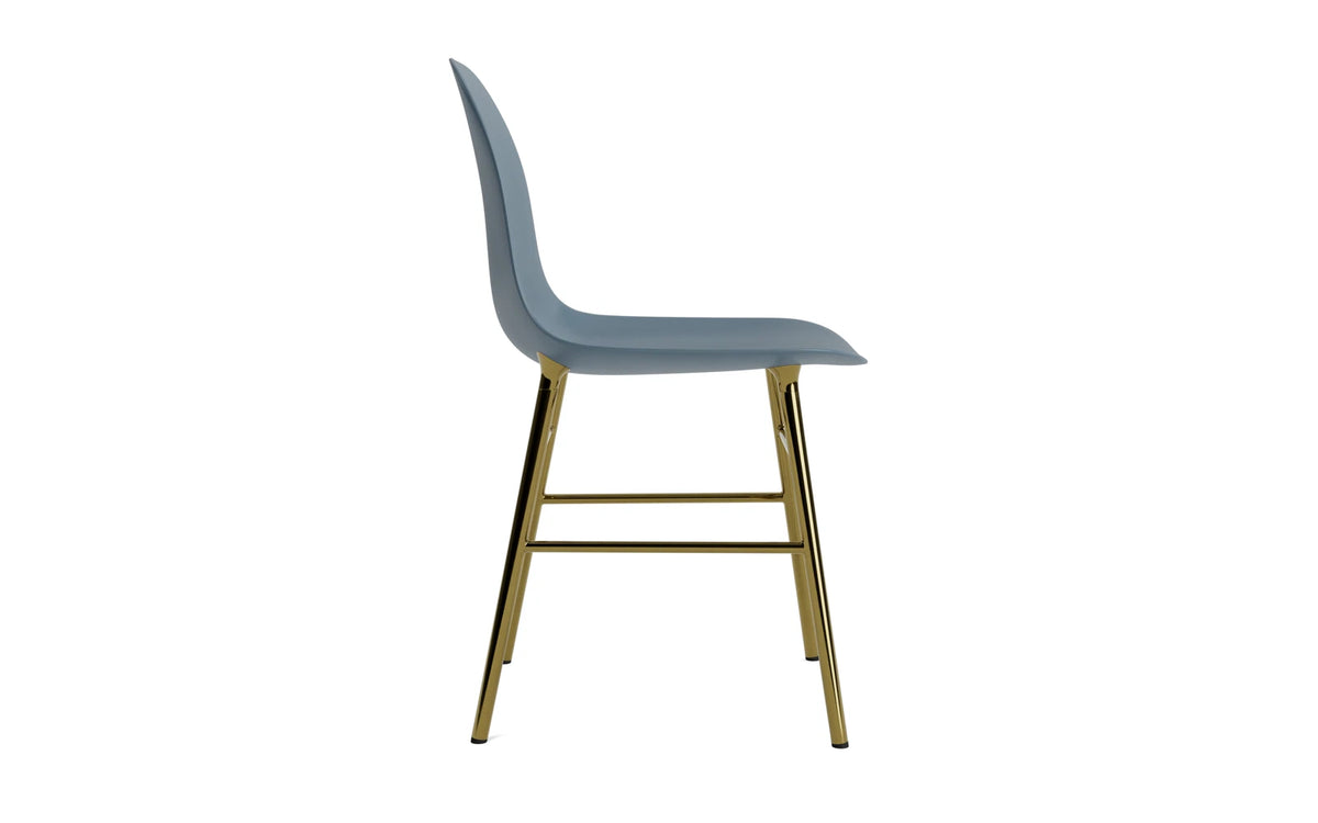 Form Stuhl in Blau präsentiert im Onlineshop von KAQTU Design AG. Stuhl ist von Normann Copenhagen