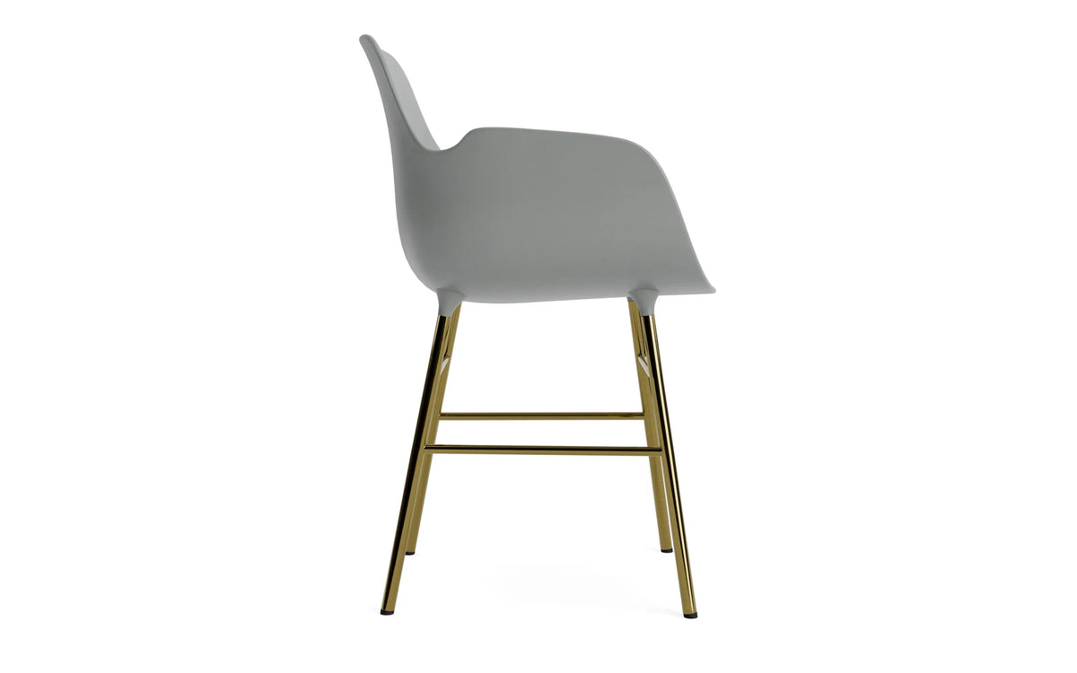 Form Armlehnstuhl in Grau präsentiert im Onlineshop von KAQTU Design AG. Stuhl mit Armlehne ist von Normann Copenhagen