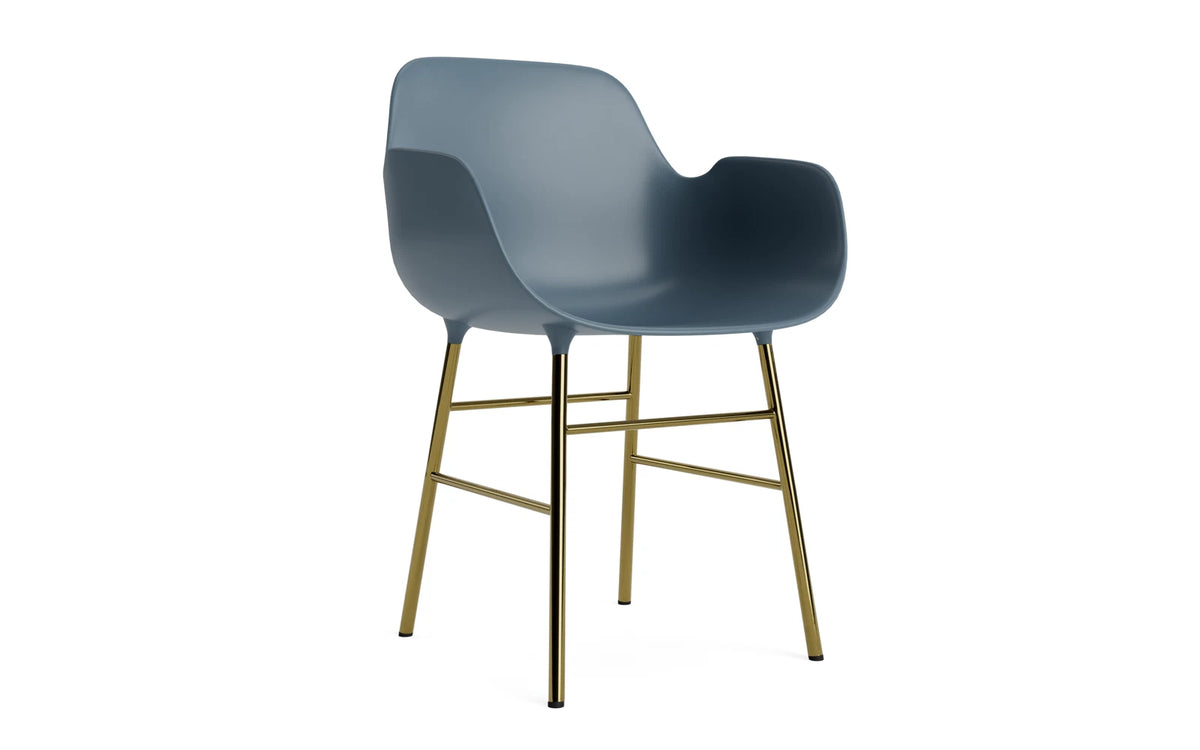Form Armlehnstuhl in Blau präsentiert im Onlineshop von KAQTU Design AG. Stuhl mit Armlehne ist von Normann Copenhagen
