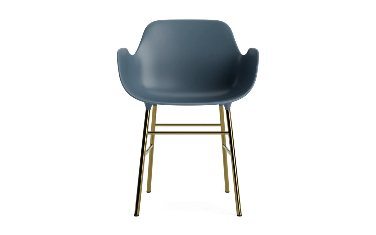 Form Armlehnstuhl in Blau präsentiert im Onlineshop von KAQTU Design AG. Stuhl mit Armlehne ist von Normann Copenhagen