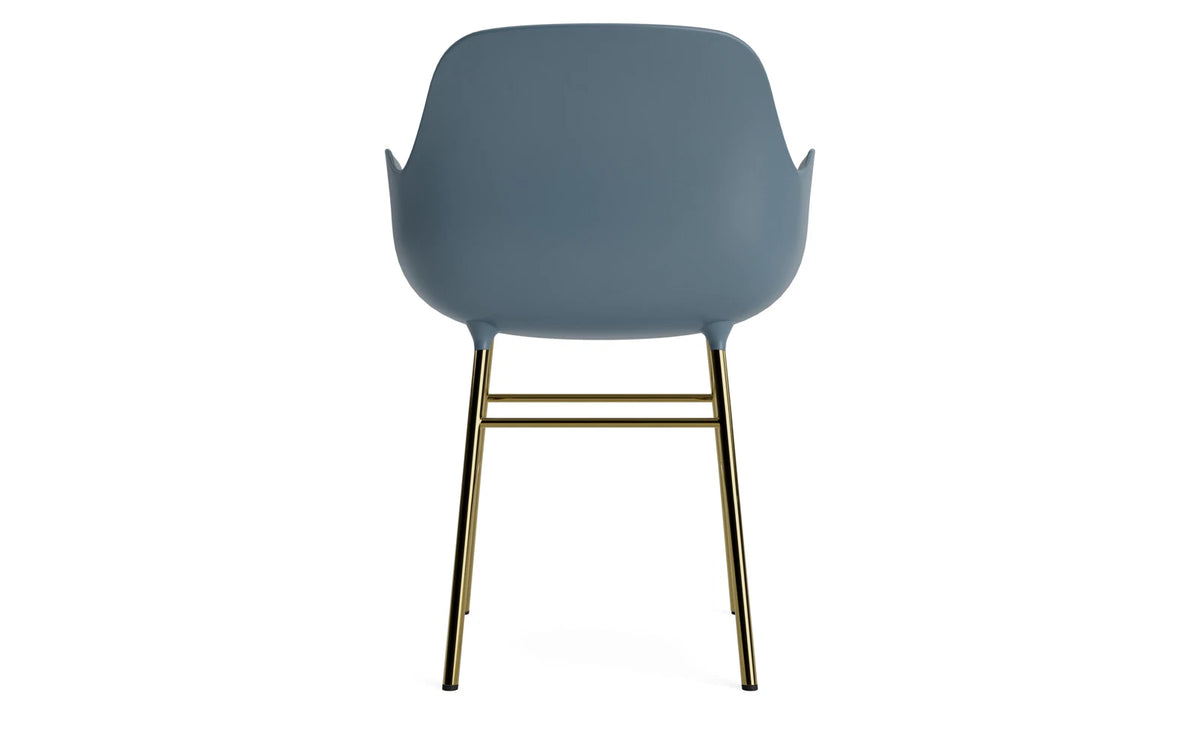 Form Armlehnstuhl in Blau präsentiert im Onlineshop von KAQTU Design AG. Stuhl mit Armlehne ist von Normann Copenhagen