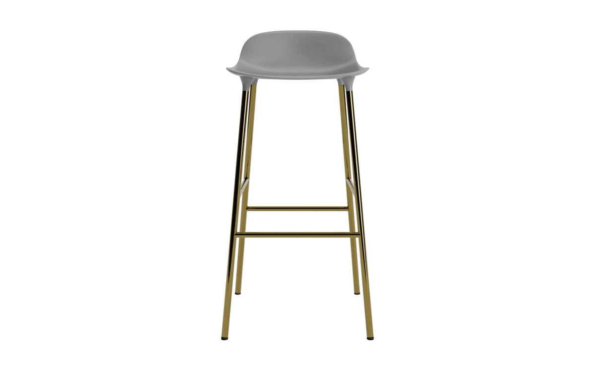 Form Barhocker in Grau präsentiert im Onlineshop von KAQTU Design AG. Barstuhl ist von Normann Copenhagen