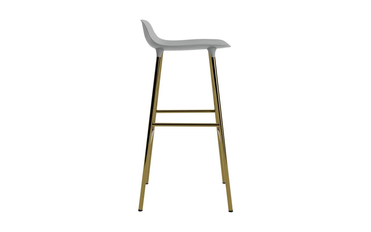 Form Barhocker in Grau präsentiert im Onlineshop von KAQTU Design AG. Barstuhl ist von Normann Copenhagen