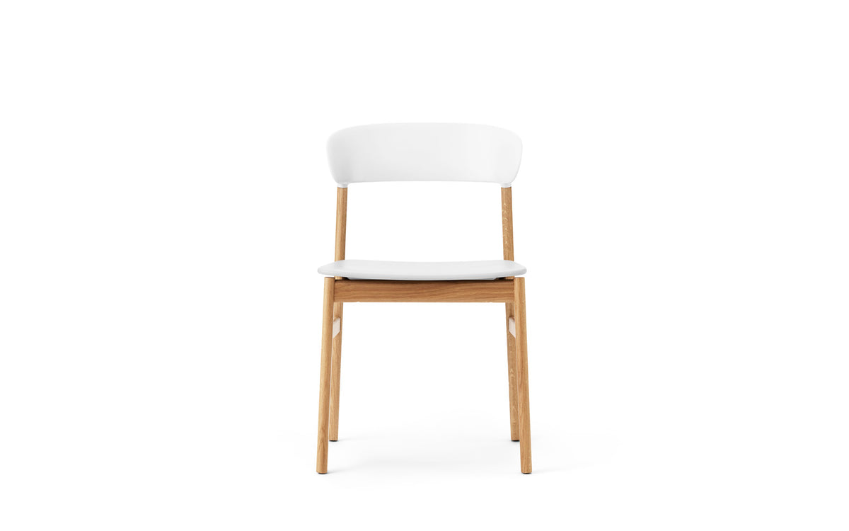 Stuhl Herit mit Sitzschale aus Plastik und Beinen aus massiver Eiche, Design von Simon Legald für Normann Copenhagen, in verschiedenen Farben.