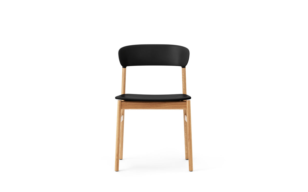 Stuhl Herit mit Sitzschale aus Plastik und Beinen aus massiver Eiche, Design von Simon Legald für Normann Copenhagen, in verschiedenen Farben.
