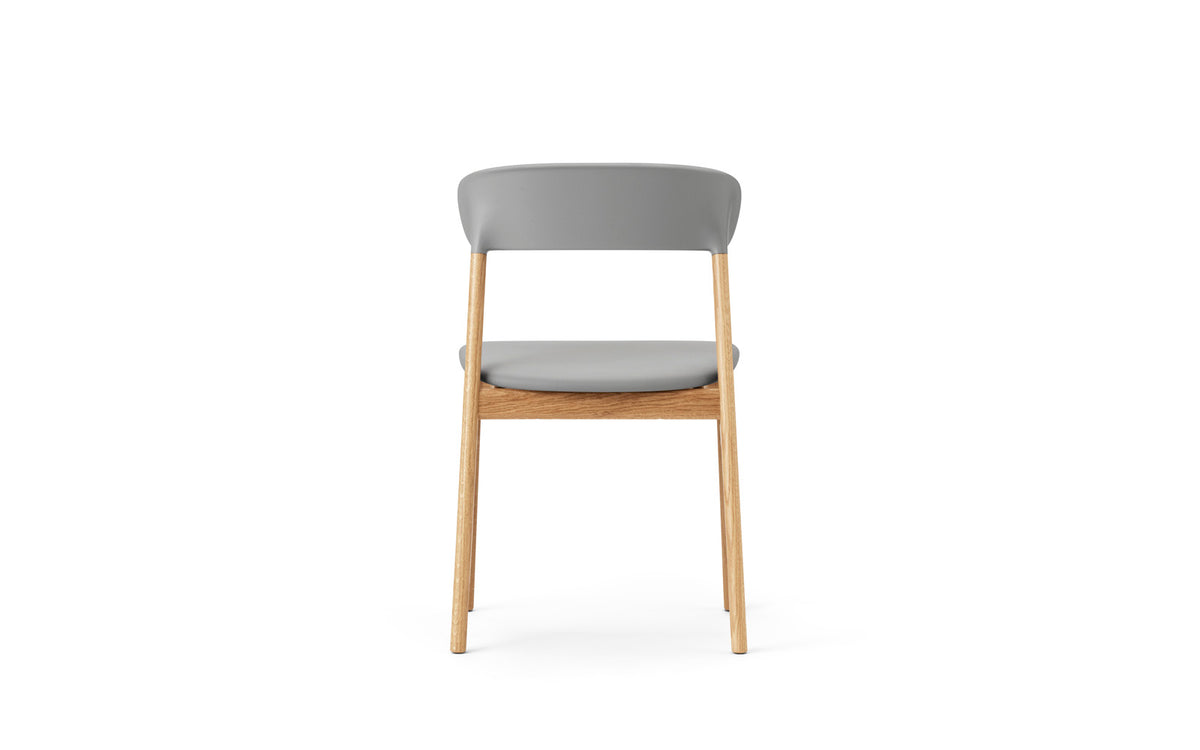 Herit Stuhl in präsentiert im Onlineshop von KAQTU Design AG. Stuhl ist von Normann Copenhagen