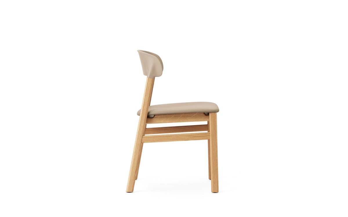 Herit Stuhl in Spectrum Leder sand präsentiert im Onlineshop von KAQTU Design AG. Stuhl ist von Normann Copenhagen