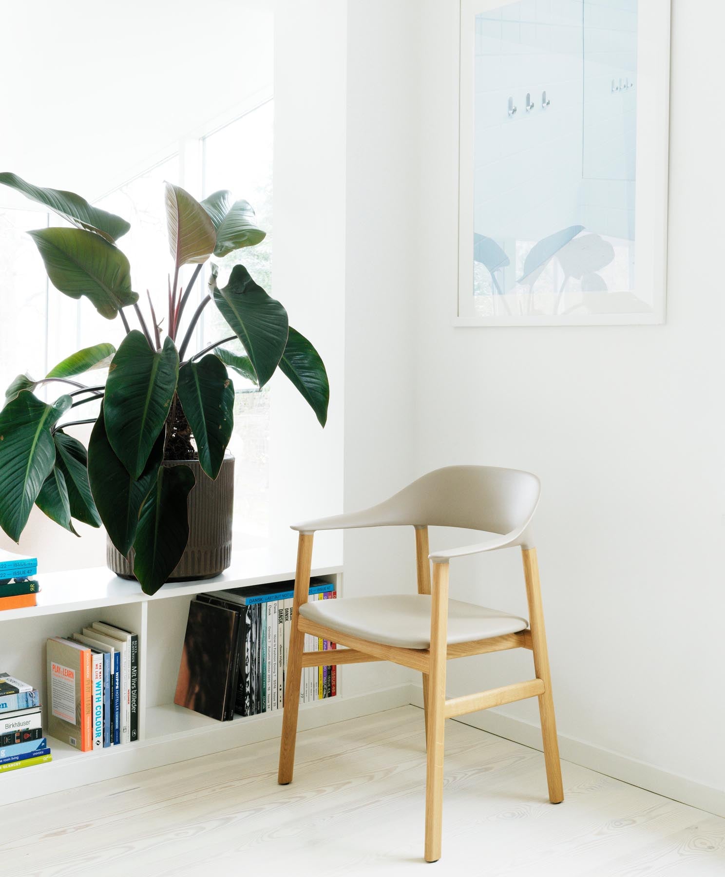 Der Herit Stuhl von Normann Copenhagen verbindet skandinavisches Design mit hochwertiger Polsterung für höchsten Sitzkomfort und ästhetische Raffinesse.