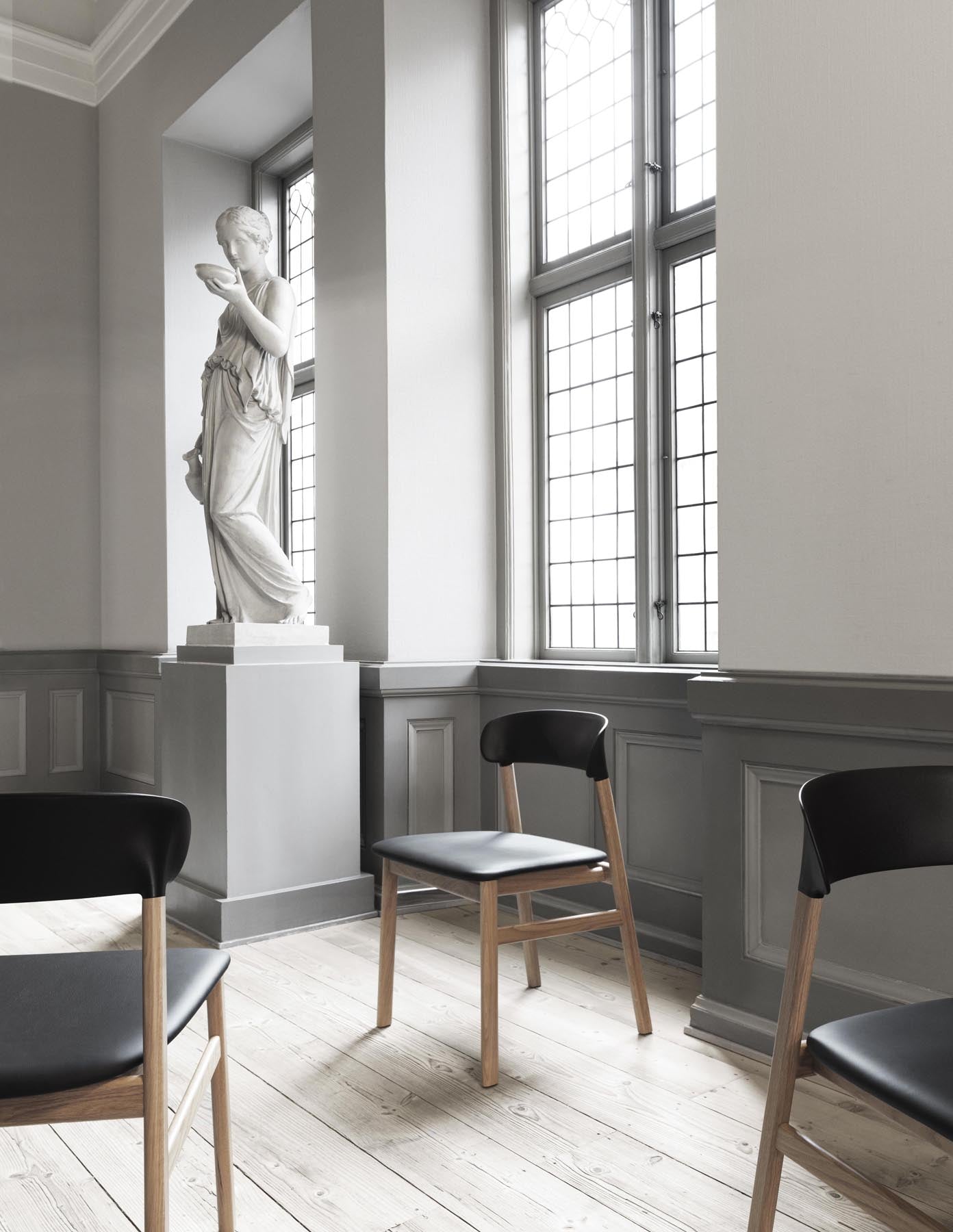 Herit Stuhl: Eleganz und Funktionalität im skandinavischen Design.