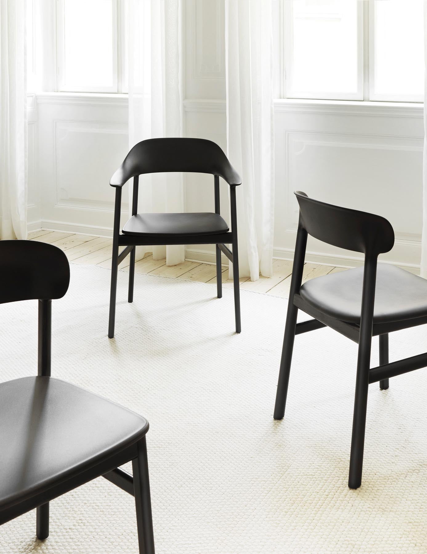 Der Herit Armlehnstuhl von Normann Copenhagen vereint skandinavisches Design mit höchstem Sitzkomfort – ideal für jedes stilvolle Interieur.
