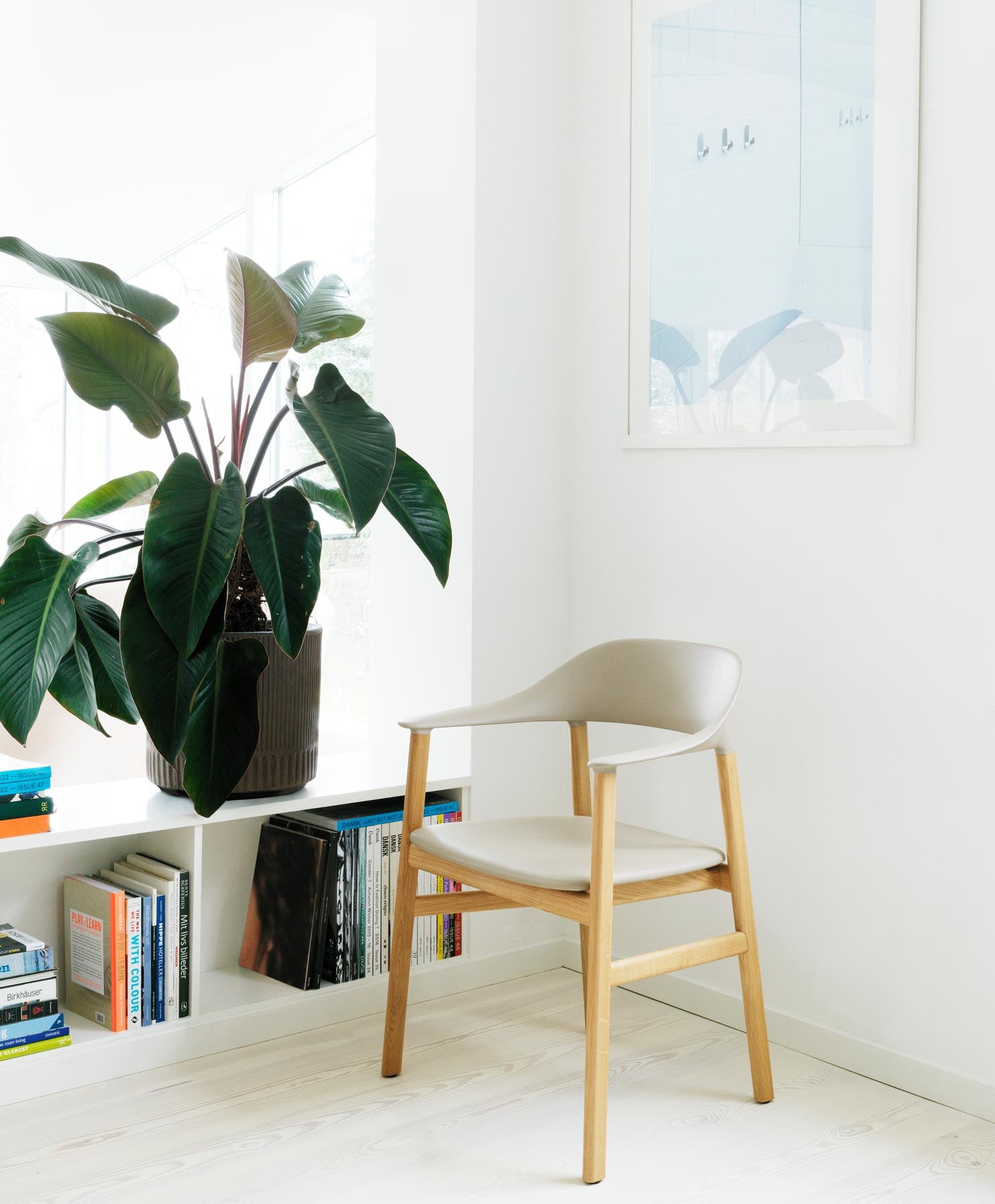 Der Herit Stuhl mit Armlehnen von Normann Copenhagen verbindet elegantes dänisches Design mit optimalem Sitzkomfort. Perfekt für jedes Zuhause.