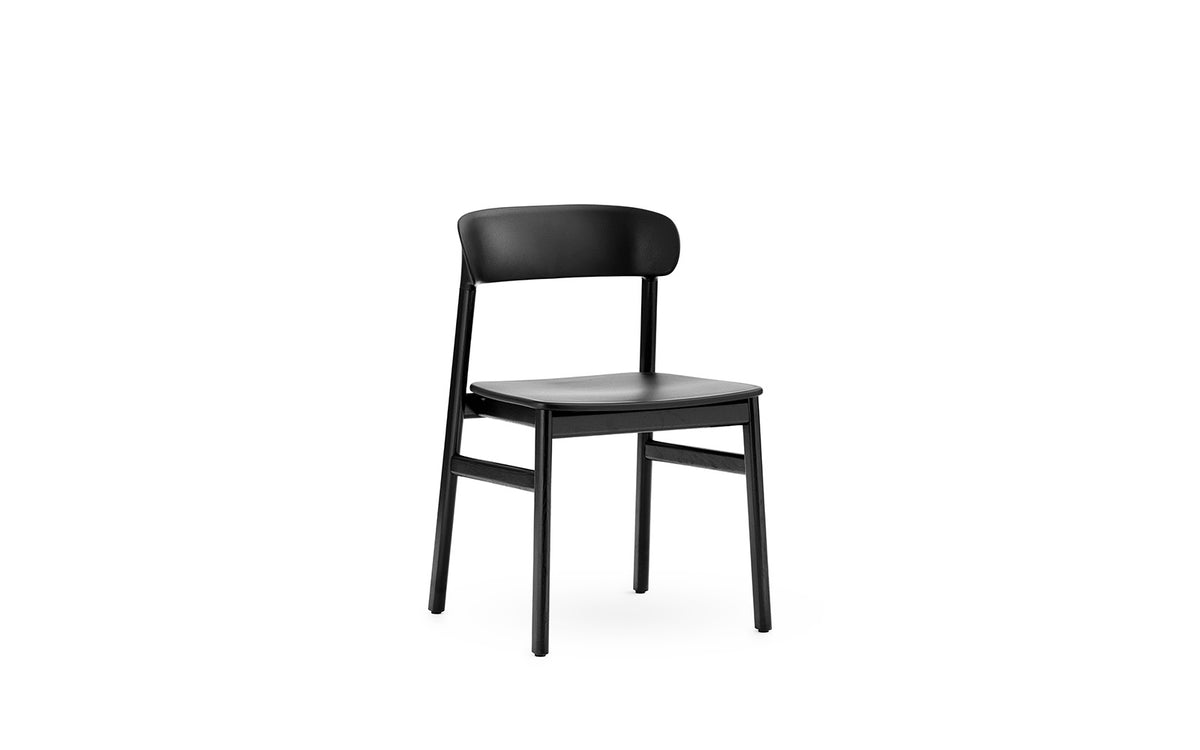 Stuhl mit schwarzer Schale aus Polypropylen und Beinen aus lackierter Eiche, minimalistische Form, Design von Simon Legald für Normann Copenhagen.