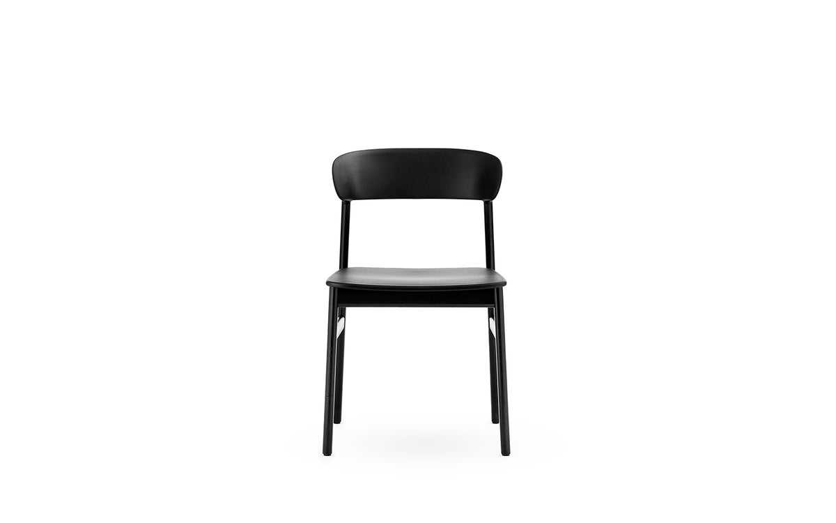 Stuhl mit schwarzer Schale aus Polypropylen und Beinen aus lackierter Eiche, minimalistische Form, Design von Simon Legald für Normann Copenhagen.