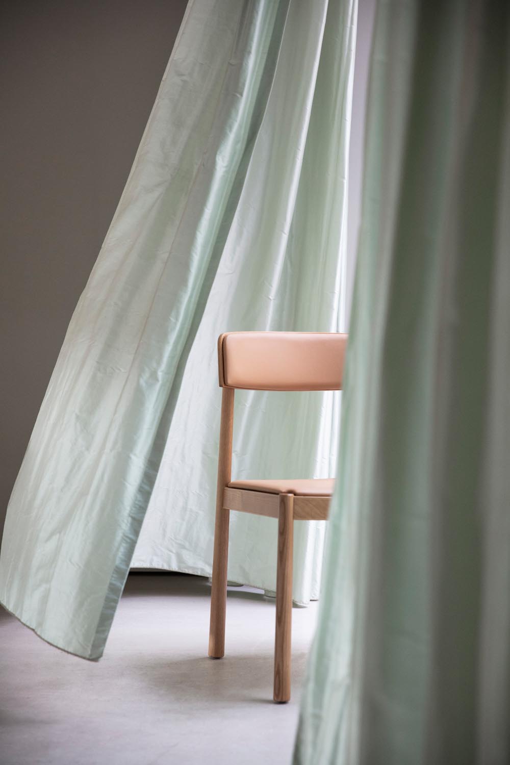 Timb Stuhl gepolstert, Schwarz/ Schwarz Leder in Schwarz/ Schwarz präsentiert im Onlineshop von KAQTU Design AG. Stuhl ist von Normann Copenhagen