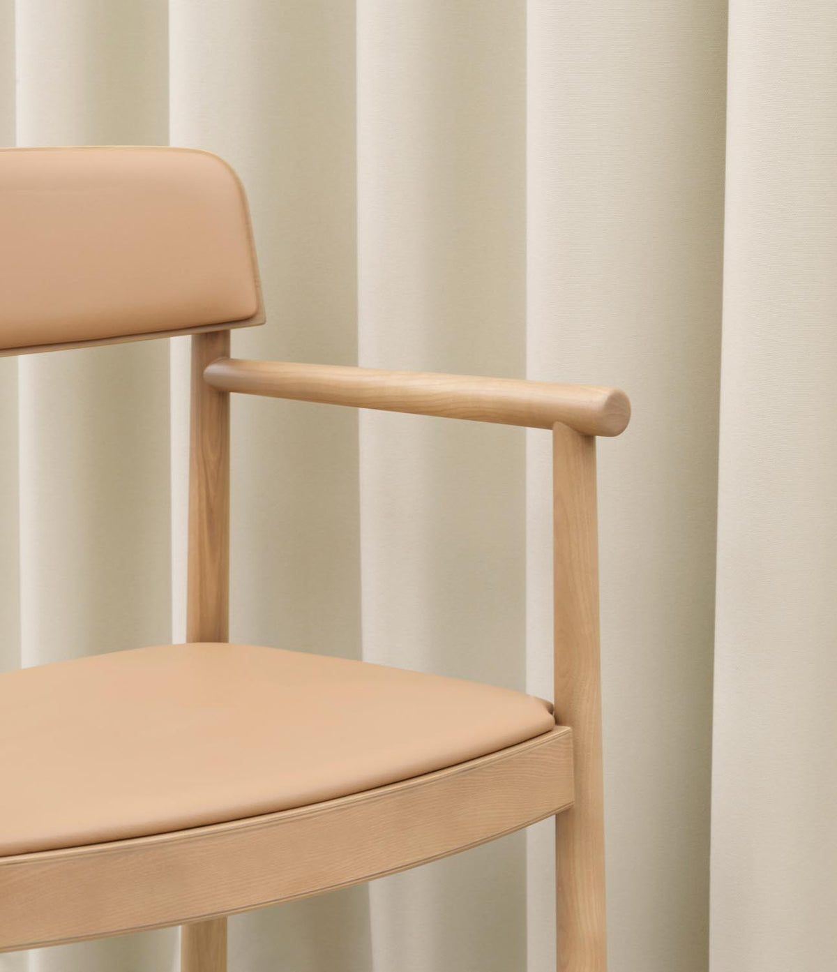 Timb Lehnstuhl gepolstert, Tan/ Camel Leder in präsentiert im Onlineshop von KAQTU Design AG. Stuhl mit Armlehne ist von Normann Copenhagen