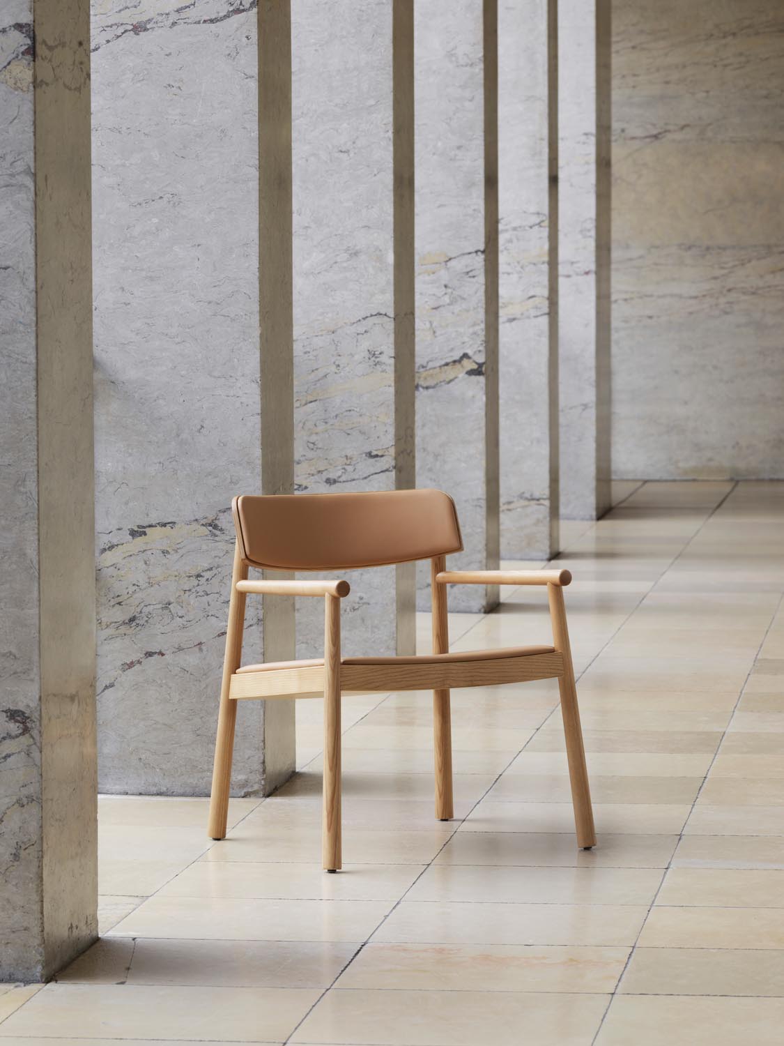 Timb Sessel in Tan/ Camel präsentiert im Onlineshop von KAQTU Design AG. Sessel mit Armlehnen ist von Normann Copenhagen