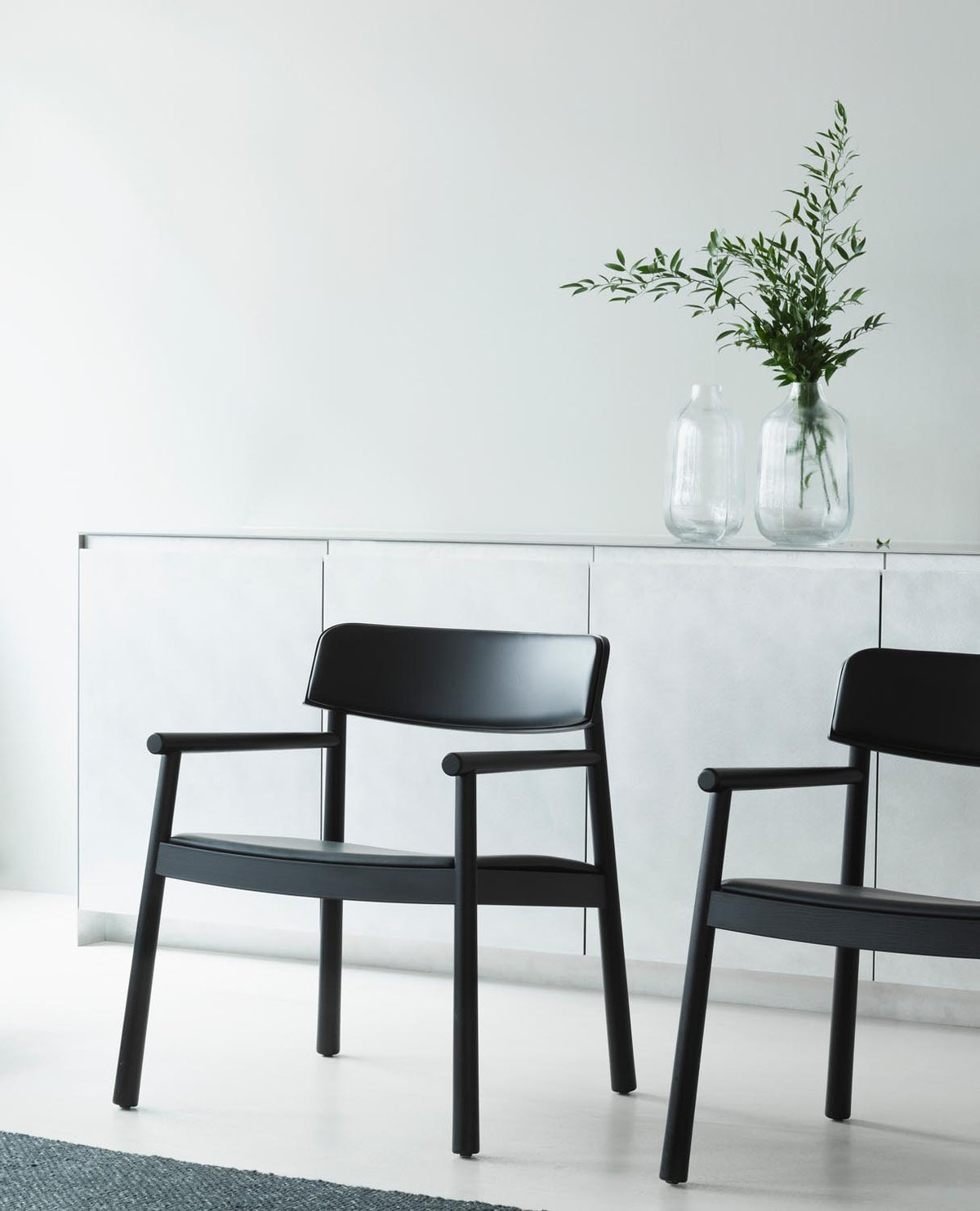 Timb Sessel in Schwarz/ schwarz Leder präsentiert im Onlineshop von KAQTU Design AG. Sessel mit Armlehnen ist von Normann Copenhagen