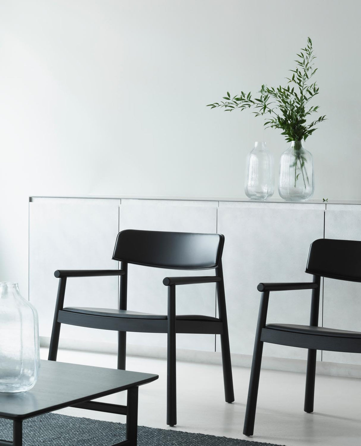 Timb Sessel in Schwarz/ schwarz Leder präsentiert im Onlineshop von KAQTU Design AG. Sessel mit Armlehnen ist von Normann Copenhagen