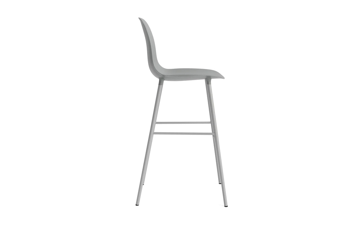 Form Barstuhl in Grau präsentiert im Onlineshop von KAQTU Design AG. Barstuhl ist von Normann Copenhagen