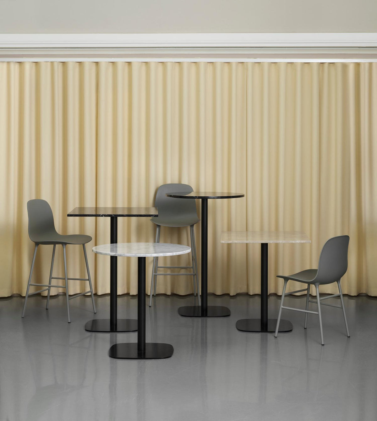 Form Barstuhl in Grau präsentiert im Onlineshop von KAQTU Design AG. Barstuhl ist von Normann Copenhagen