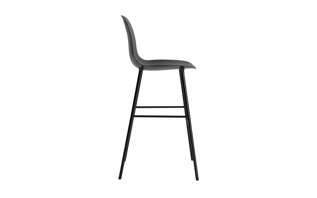 Form Barstuhl in Schwarz präsentiert im Onlineshop von KAQTU Design AG. Barstuhl ist von Normann Copenhagen