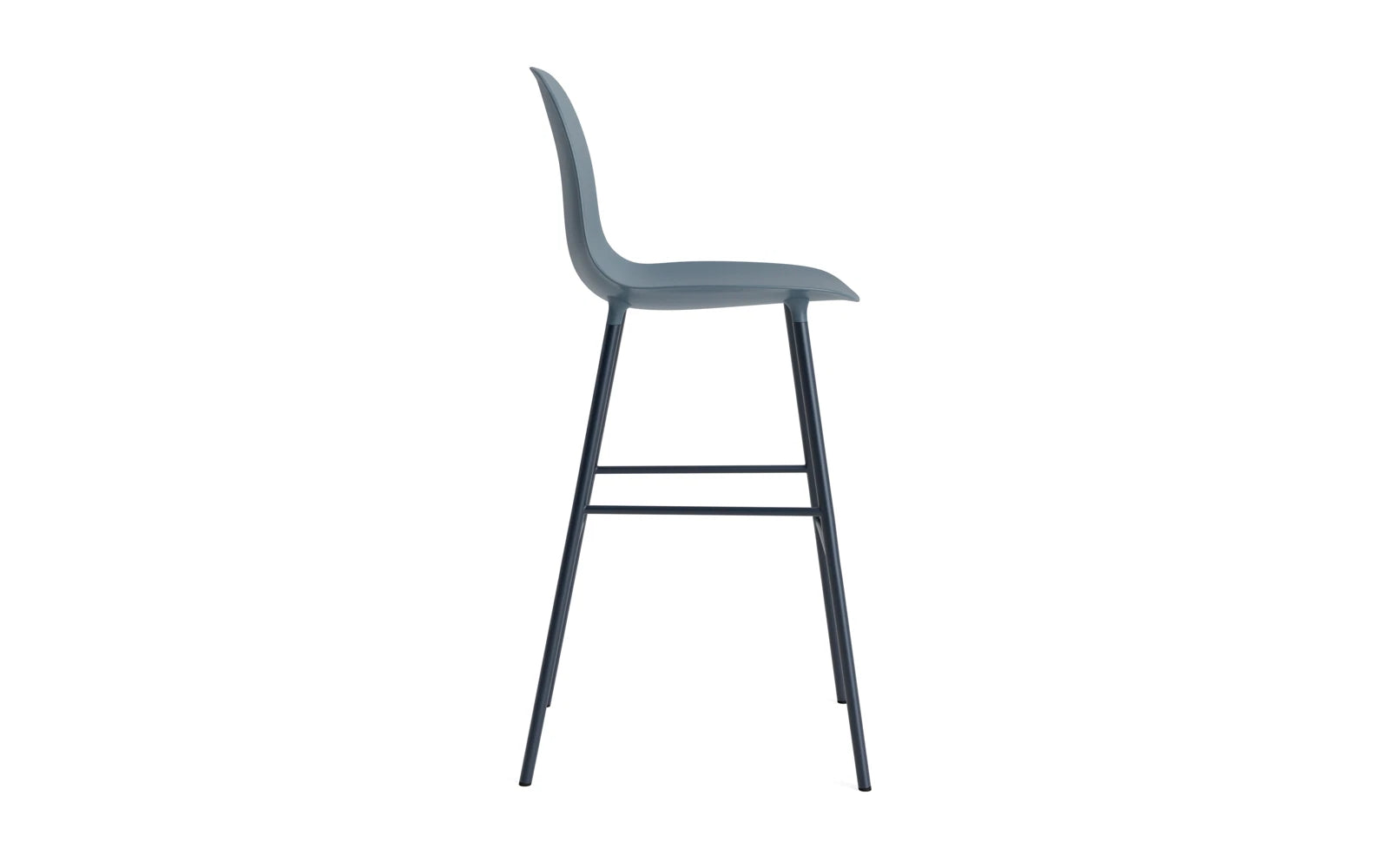 Der stilvolle Form Barstuhl von Normann Copenhagen in Weiß (65 cm) verbindet skandinavisches Design mit hohem Sitzkomfort – perfekt für trendige Wohnräume.