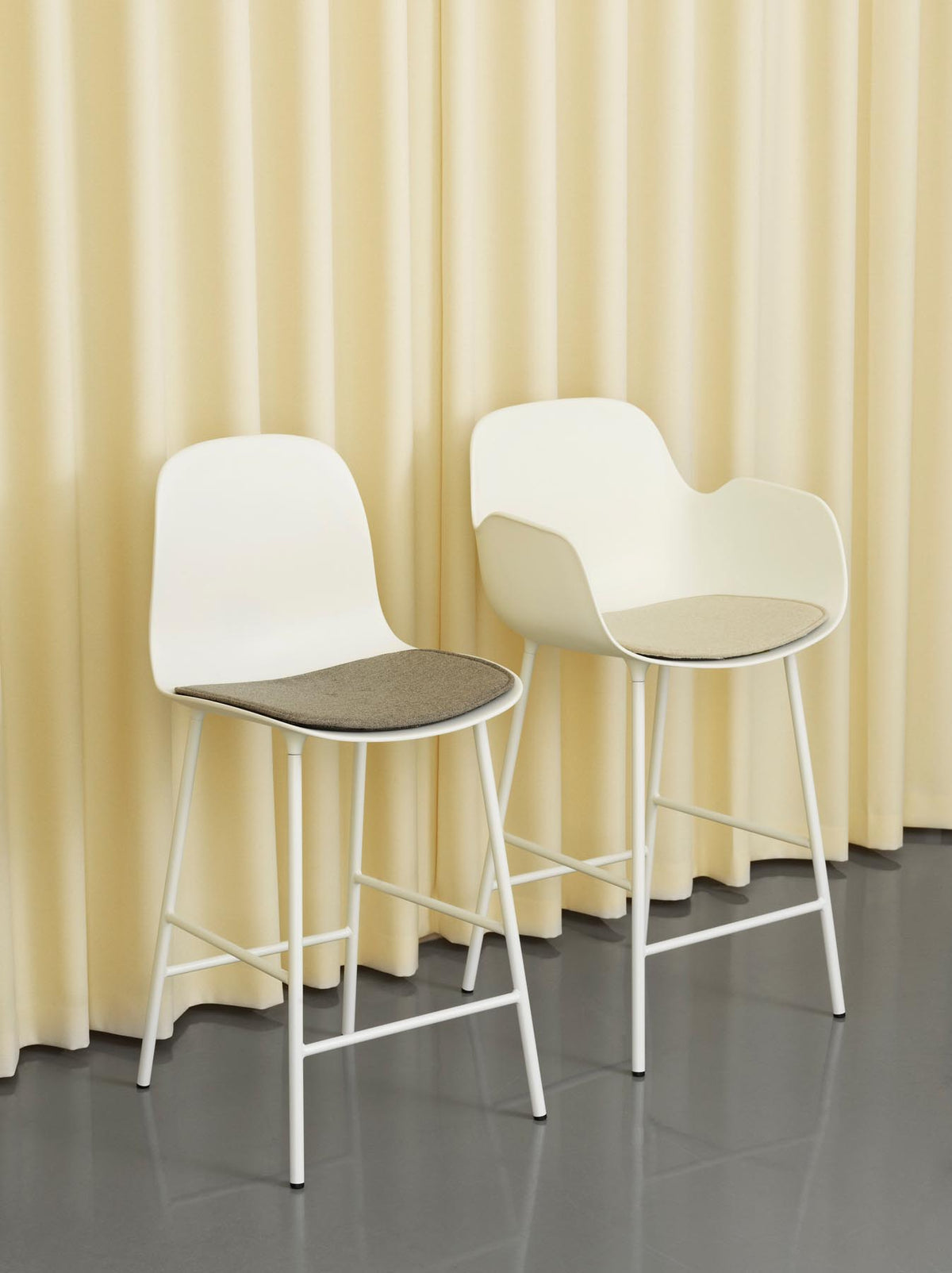Form Barstuhl in Weiss präsentiert im Onlineshop von KAQTU Design AG. Barstuhl ist von Normann Copenhagen