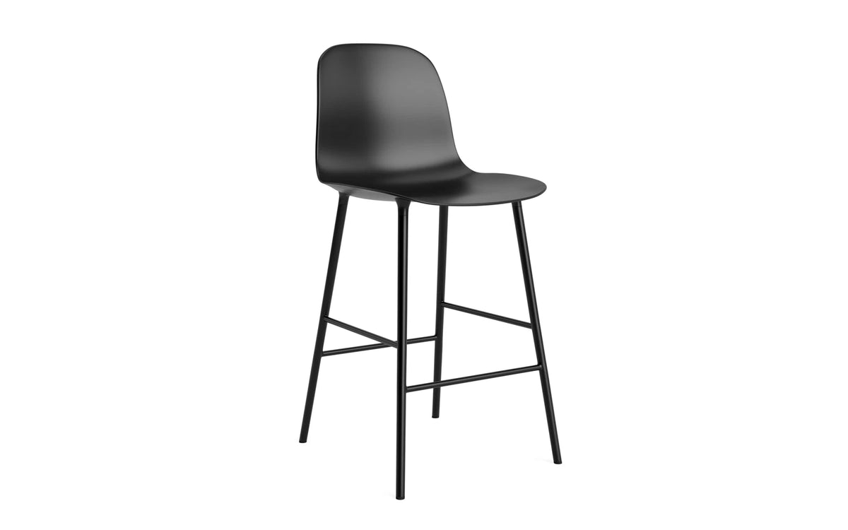 Form Barstuhl in Schwarz präsentiert im Onlineshop von KAQTU Design AG. Barstuhl ist von Normann Copenhagen
