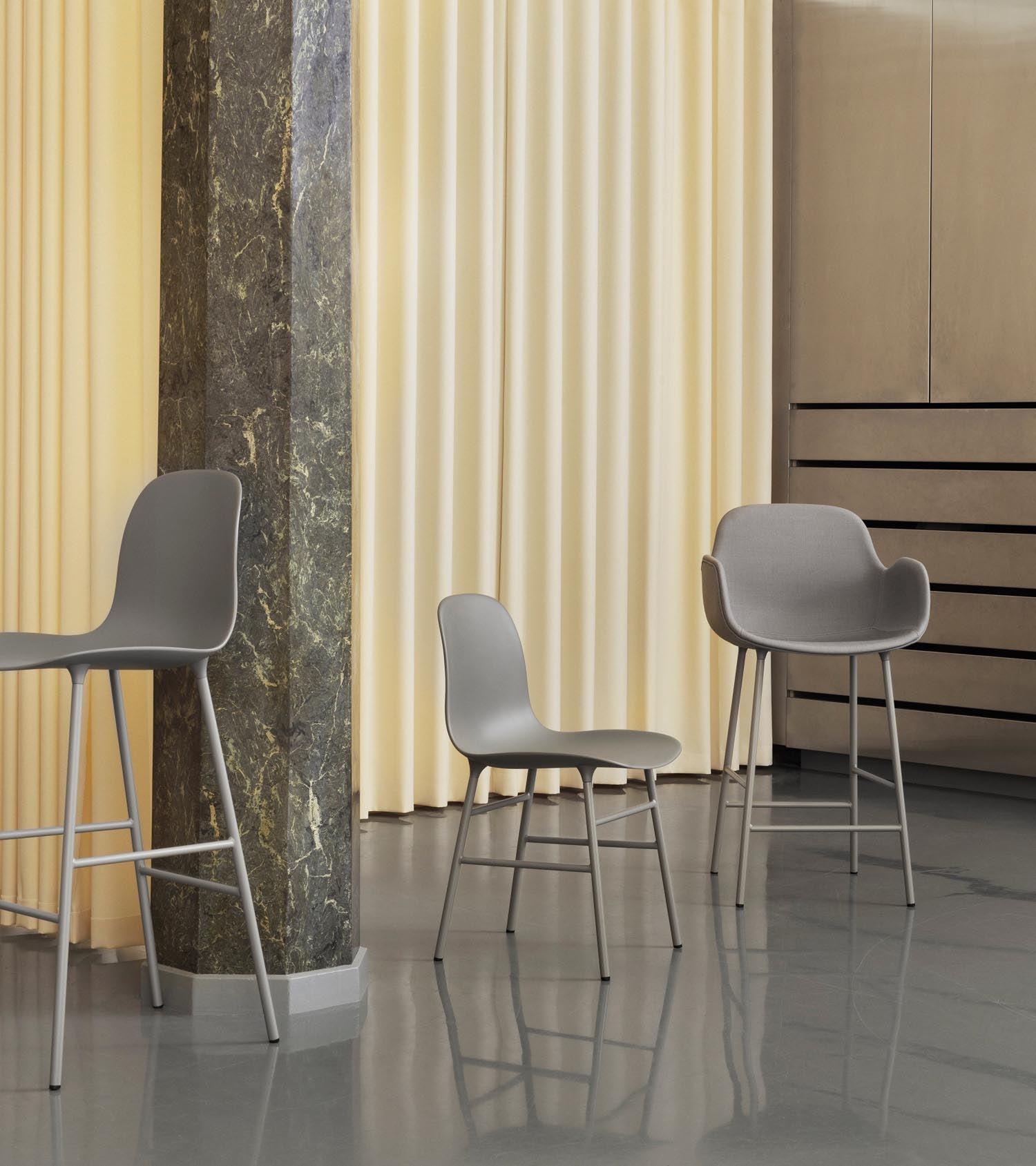 Entdecken Sie den Form Barstuhl von Normann Copenhagen – ein elegantes Möbelstück, das modernes Design und höchsten Sitzkomfort perfekt kombiniert.