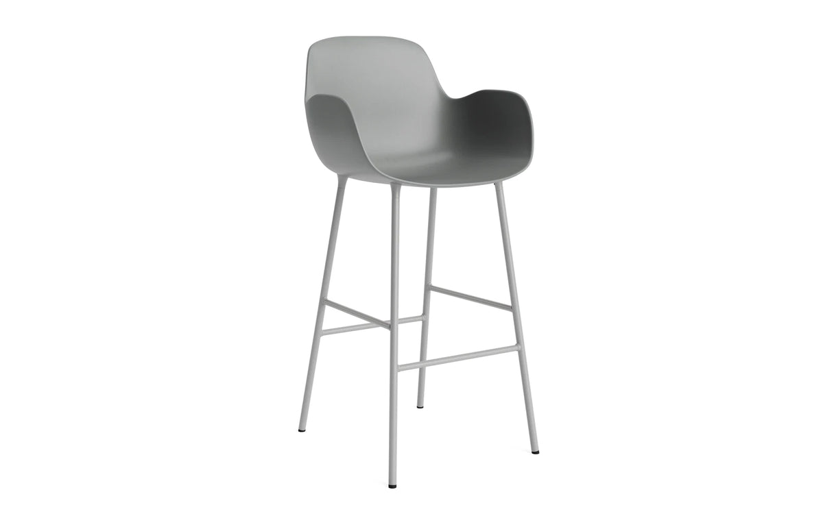 Form Barstuhl mit Armlehne in Grau präsentiert im Onlineshop von KAQTU Design AG. Barstuhl mit Armlehne ist von Normann Copenhagen