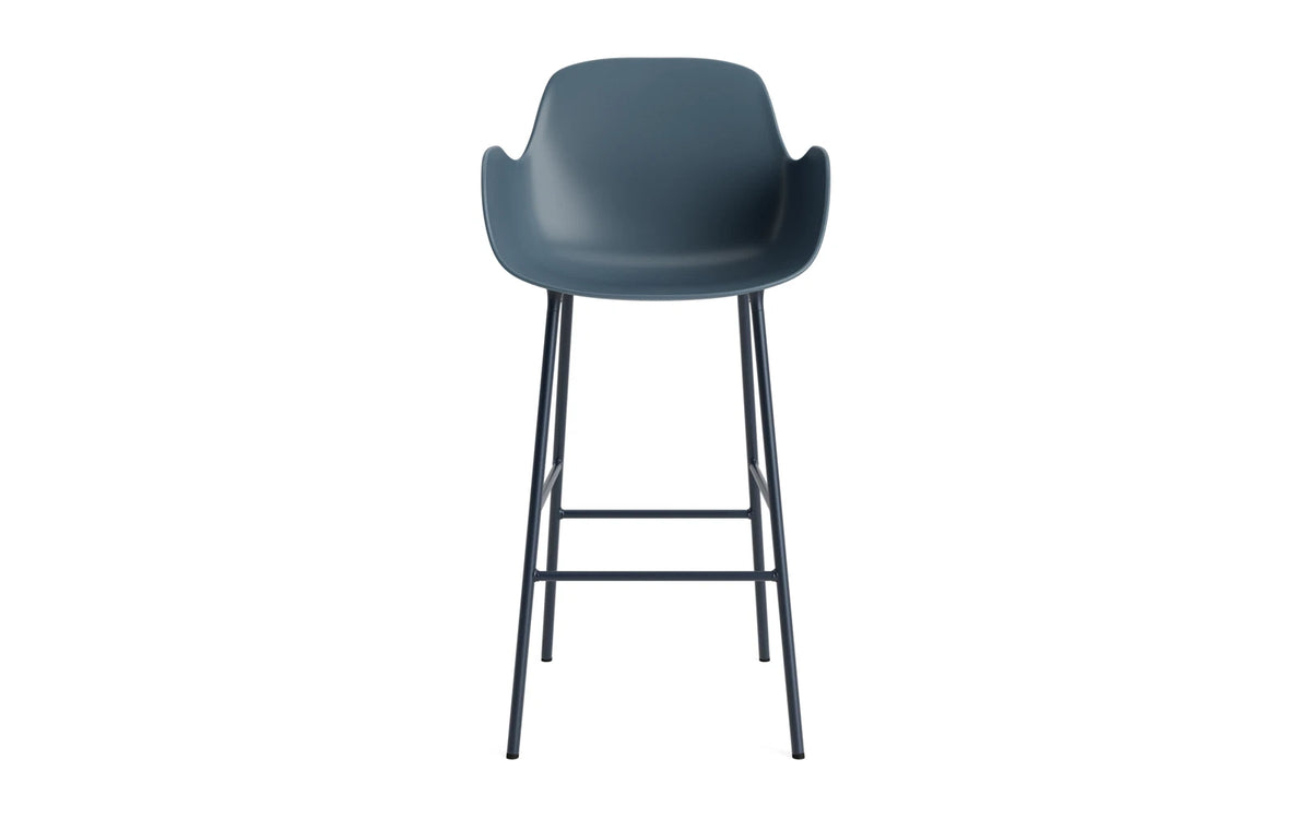 Form Barstuhl mit Armlehne in Blau präsentiert im Onlineshop von KAQTU Design AG. Barstuhl mit Armlehne ist von Normann Copenhagen