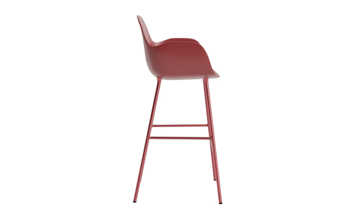 Form Barstuhl mit Armlehne in Rot präsentiert im Onlineshop von KAQTU Design AG. Barstuhl mit Armlehne ist von Normann Copenhagen