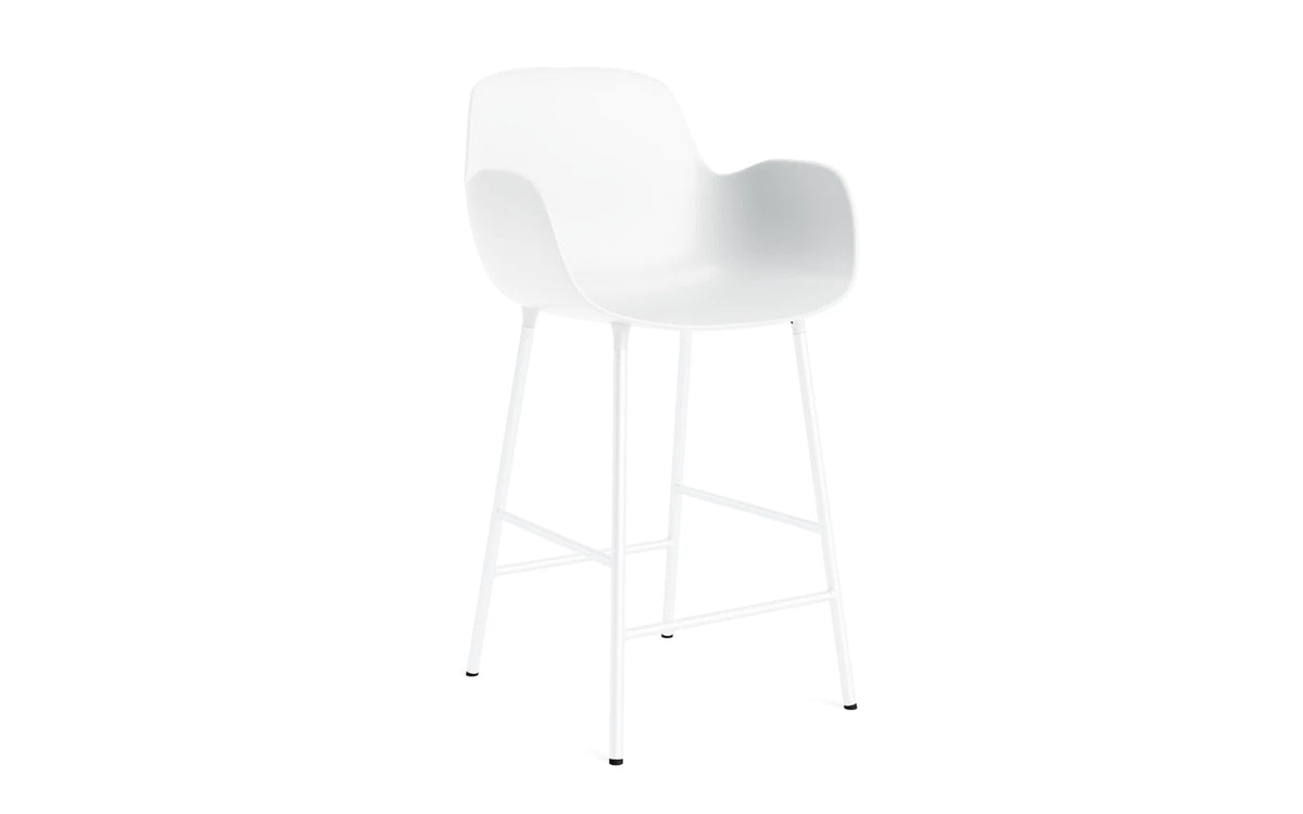Form Barstuhl mit Armlehne in Weiss präsentiert im Onlineshop von KAQTU Design AG. Barstuhl mit Armlehne ist von Normann Copenhagen