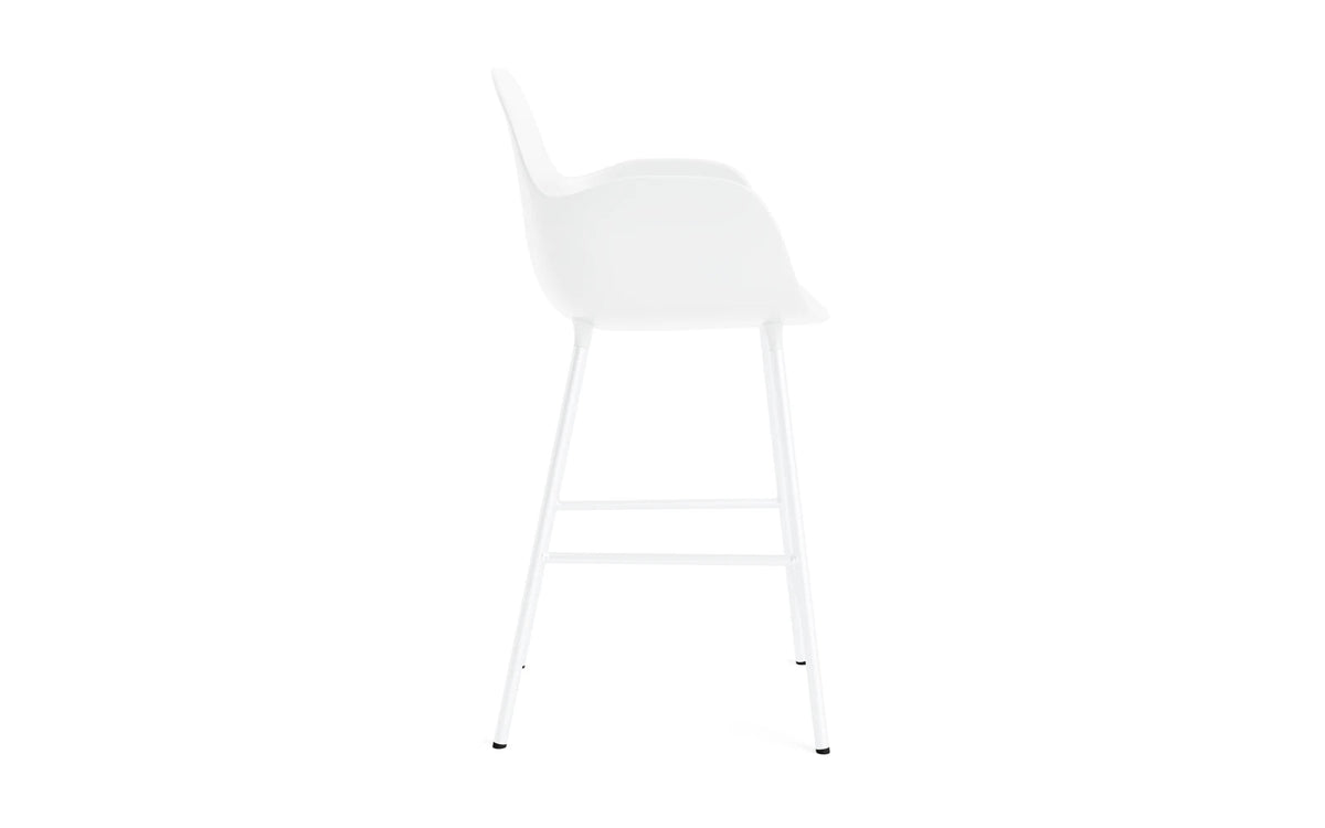 Form Barstuhl mit Armlehne in Weiss präsentiert im Onlineshop von KAQTU Design AG. Barstuhl mit Armlehne ist von Normann Copenhagen