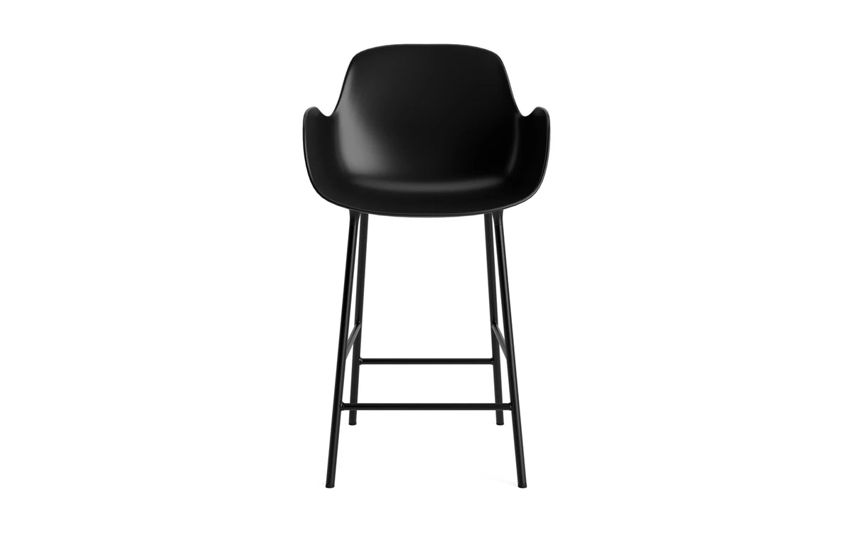 Form Barstuhl mit Armlehne in Schwarz präsentiert im Onlineshop von KAQTU Design AG. Barstuhl mit Armlehne ist von Normann Copenhagen