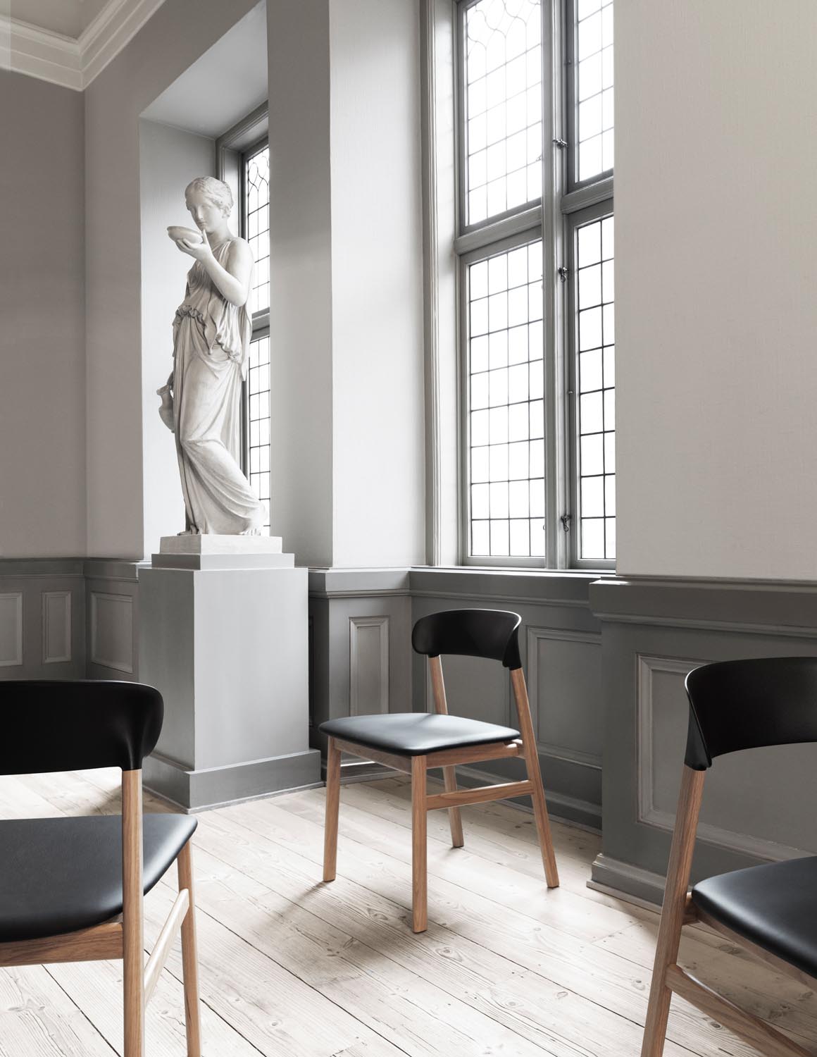 Herit Stuhl gepolstert in Remix Sand präsentiert im Onlineshop von KAQTU Design AG. Stuhl ist von Normann Copenhagen