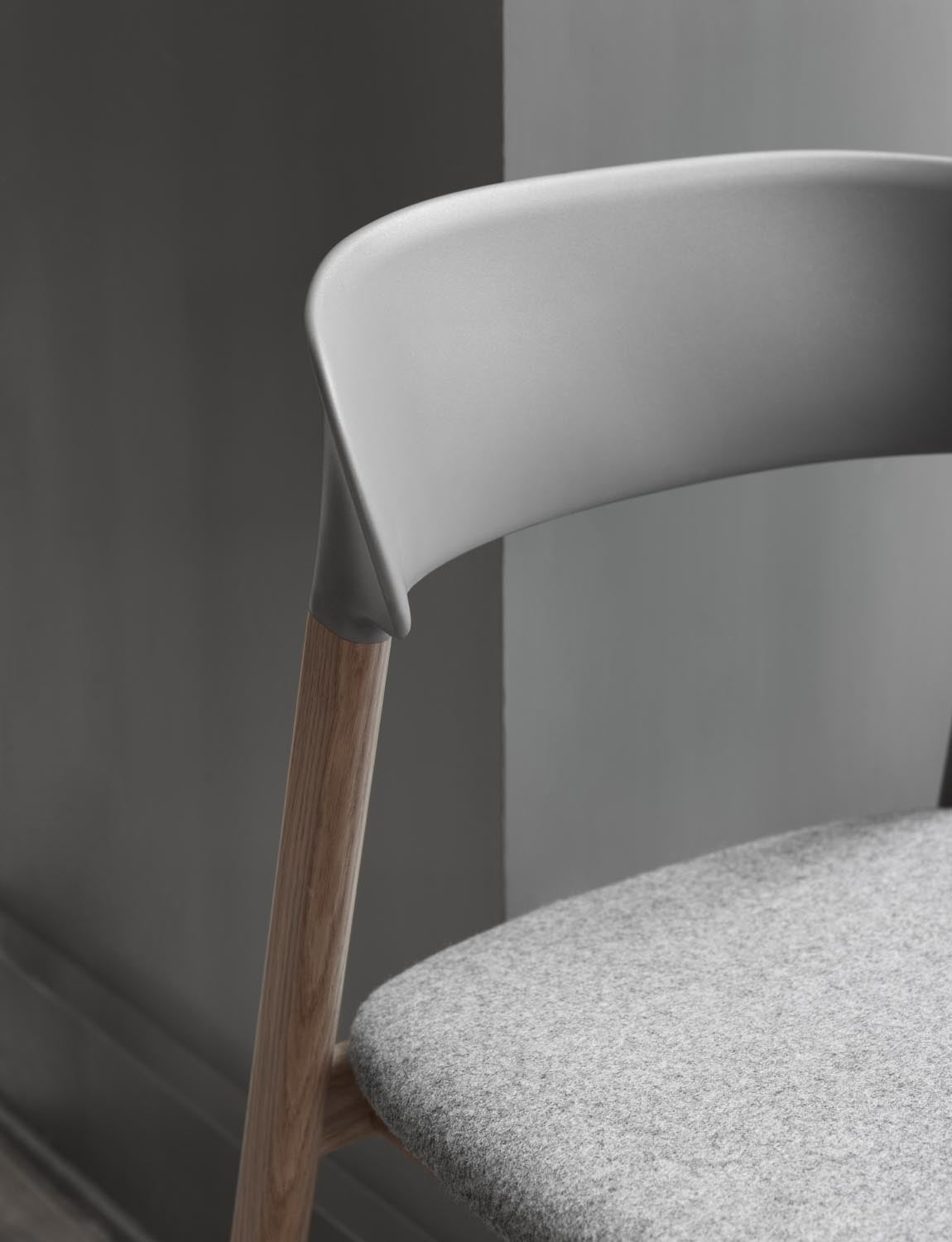 Herit Stuhl gepolstert in Remix schwarz präsentiert im Onlineshop von KAQTU Design AG. Stuhl ist von Normann Copenhagen