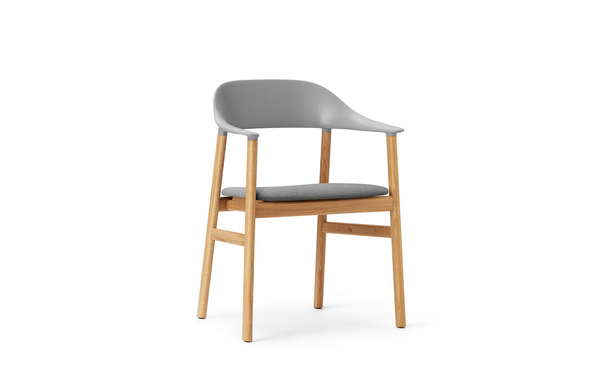 Herit Armlehnstuhl gepolstert in Remix Grau präsentiert im Onlineshop von KAQTU Design AG. Stuhl mit Armlehne ist von Normann Copenhagen