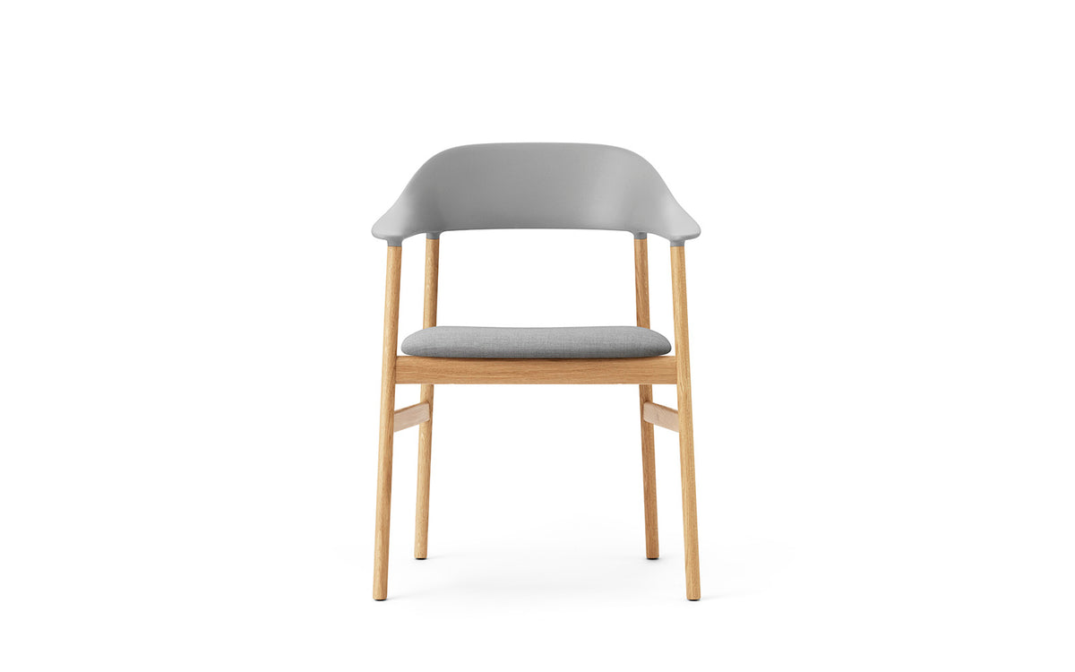 Herit Armlehnstuhl gepolstert in Remix Grau präsentiert im Onlineshop von KAQTU Design AG. Stuhl mit Armlehne ist von Normann Copenhagen