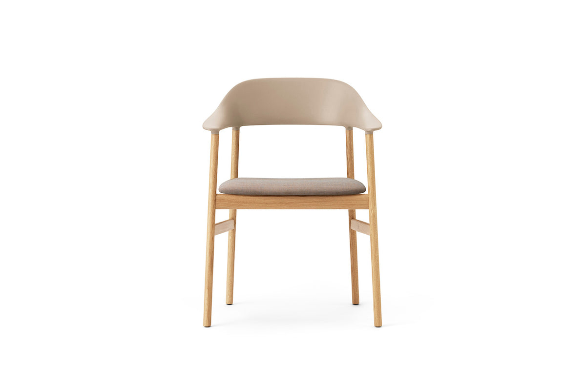 Herit Armlehnstuhl gepolstert in Remix Sand präsentiert im Onlineshop von KAQTU Design AG. Stuhl mit Armlehne ist von Normann Copenhagen
